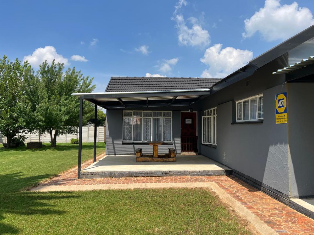 Firefly Budget Friendly Guest House Kempton Park Esterno foto